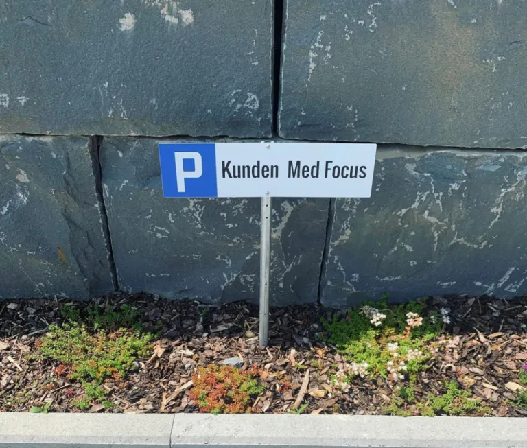 Heller und freundlicher Wartebereich Med Focus